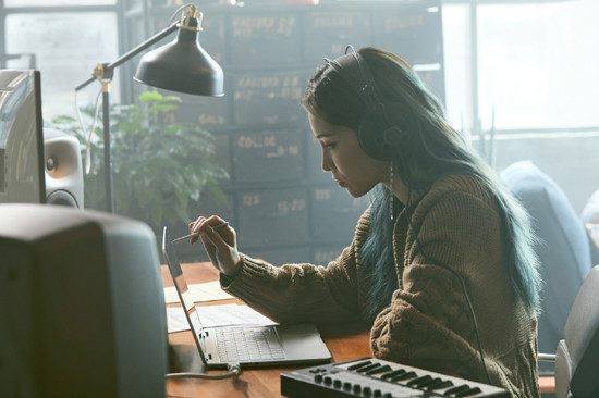 헤이즈가 '삼성 노트북 Pen'을 활용해 작사 작곡하는 모습 (사진=삼성전자 제공)