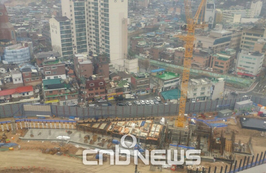 연이어 발생하고 있는 공사현장에서의 인명사고로 '안전'의 중요성이 커지면서, 건설사들이 안전관리에 힘쓰고 있다. 서울의 한 아파트 재건축 공사현장 모습. (사진=손강훈 기자)