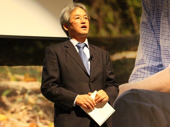 자유한국당 이동환 고양시(병)당협위원장이 킨텍스 제2전시장에서 개최한 출판기념회에서 책에 대해 설명하고 있다(사진= 이동환 사무소)