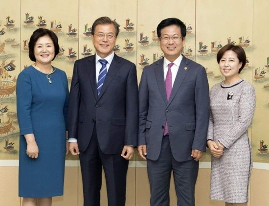 문재인 대통령 내외의 초대를 받아 청와대를 방문한 최성 시장 내외(사진= 최성 페이스북)