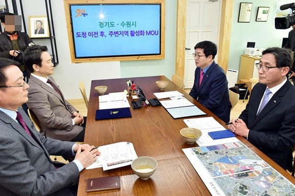 염태영 수원시장과 남경필 경기도지사, 수원시·경기도 관계자들이 업무협약에 앞서 경기도청사 주변 도시재생사업에 관해 논의하고 있다.(사진=수원시)