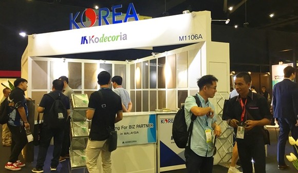 지난 8일부터 11일까지 나흘간 말레이시아 쿠알라룸프르 PWTC & MITEC에서 열린 ‘2018 말레이시아 국제가구전시회(MIFF 2018)’에 마련된 한국관(경기도관)을 바이어들이 관심있게 둘러보고 있다.(사진=경기경제과학원)