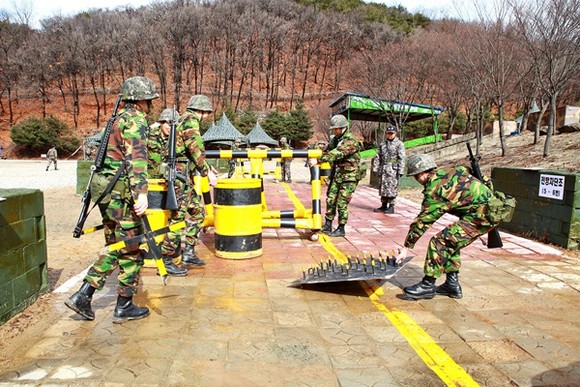 지난 5일 수원예비군훈련장에서 훈련에 입소한 예비군들이 검문소 점령 훈련을 하고 있다.(사진=제51보병사단)