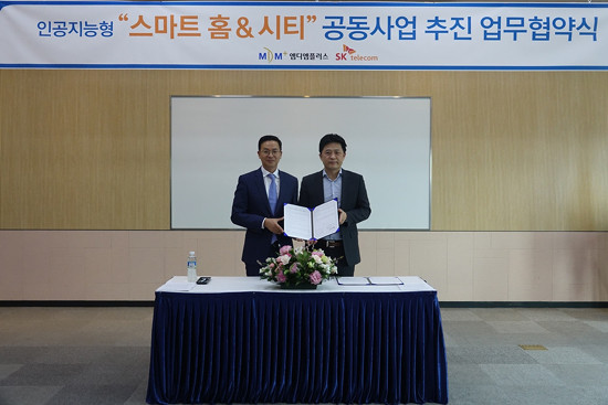 허일규 SK텔레콤 IoT/Data사업부장(오른쪽)과 구명완 엠디엠플러스 대표이사가 업무협약을 체결한 뒤 기념촬영을 하고 있다. (사진=SK텔레콤)
