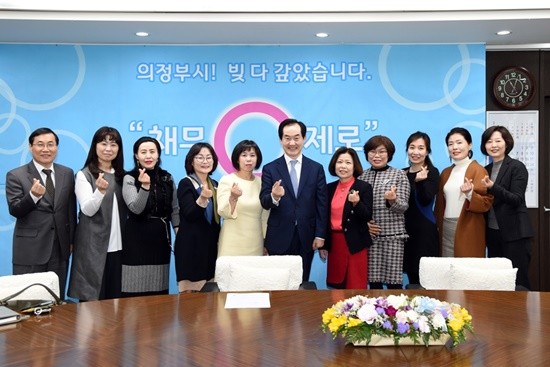 안병용 의정부시장이 의정부시어린이집연합회 임원들과 간담회를 열고 기념촬영을 하고 있다(사진= 의정부시)