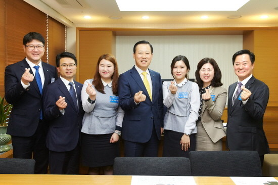 14일 김도진 기업은행장(가운데)이 송도테크노파크지점을 방문해 직원들과 기념촬영을 하고 있는 모습. (사진=기업은행)