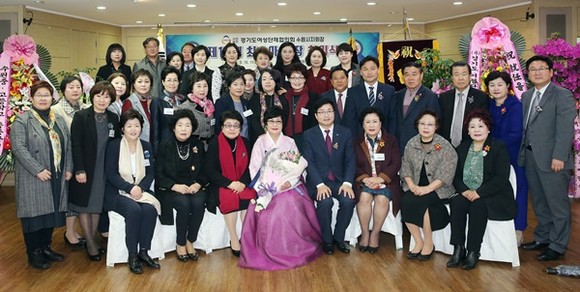 염태영 수원시장(앞줄 오른쪽 4번째)과 최수아 신임회장(염 시장 왼쪽), 취임식 참석자들이 기념 촬영을 하고 있다.(사진=수원시)