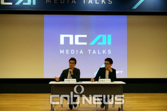 (왼쪽부터)이재준 AI센터장과 장정선 NPL센터장이 기자들의 질문에 대답하고 있다. (사진=손강훈 기자)