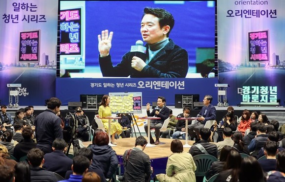 남경필 경기도지사가 18일 오후 서수원 칠보체육관에서 열린 2018년 1차 ‘일하는 청년 시리즈(서수원 칠보체육관)’ 오리엔테이션의 토큰 콘서트에서 참석자들과 이야기를 하고 있다.(사진=경기도)