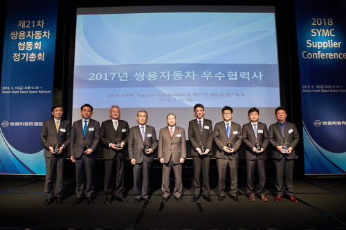 쌍용자동차 최종식 대표이사(가운데)가 우수 협력사 대표들과 시상 후 기념촬영을 하고 있다. (사진=쌍용자동차)