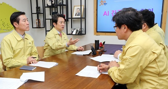 19일 오전 경기도청 도지사 집무실에서 남경필 경기도지사와 이재율 경기도 행정1부지사, 서상교 경기도 축산산림국장 등 관계자들이 '고병원성AI 관련 긴급 점검회의'를 하고 있다.(사진=경기도)