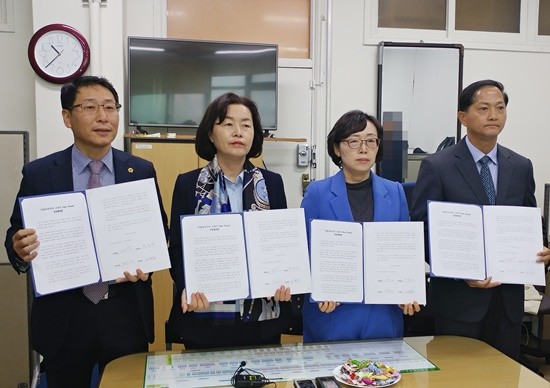 더불어민주당 예비후보 4명이 최성 고양시장을 배제한 원팀구성에 합의한 후 기념촬영을 하고 있다(사진= 김유임 사무실)
