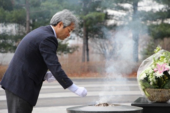 자유한국당 이동환 고양시장 예비후보가 현충원에서 참배하고 있다(사진= 고양시병 당협위 사무실)