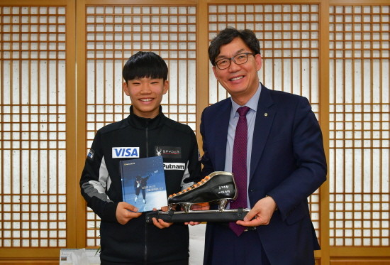 이대훈 은행장(오른쪽)과 김태완 선수(왼쪽)가 응원메세지를 담은 책자와 스케이트를 들고 기념사진을 촬영하고 있다. (사진=농협은행)