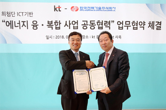 윤경림 KT 미래융합사업추진실장(왼쪽)과 이배수 한국전력기술 대표이사가 MOU 체결 후 기념촬영을 하고 있다. (사진=KT)