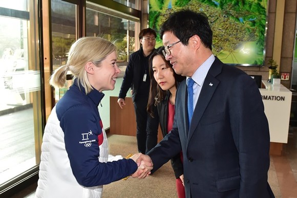 염태영 수원시장과 새라 머레이 감독이 악수하고 있다.
