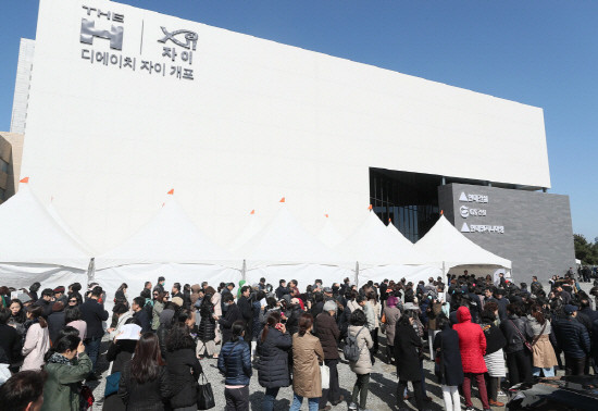 중도금 집단대출 규제로 미분양되는 단지가 발생하고 있는 가운데, 서울 강남권을 중심으로는 중도금 대출 없이도 여전히 청약열기가 뜨거운 상황이다. 지난 16일 서울 서초구 양재동 화물터미널 부지에 문을 연 '디에이치 자이 개포' 모델하우스에 사람들이 몰렸다. (사진=연합뉴스)