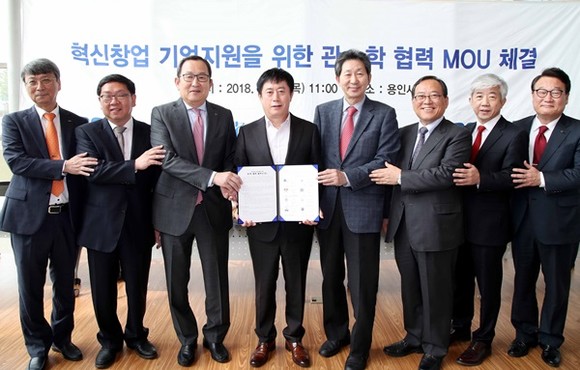 왼쪽부터 조기성 한국외대 부총장,최성식 용인송담대 총장,유병진 명지대 총장,정찬민 용인시장,장호성 단국대 총장 윤신일 강남대 총장,백광희 경희대 부총장,박윤규 용인대 부총장(사진=용인시)