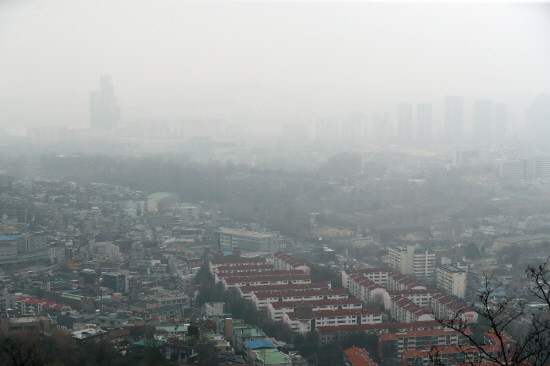 미세먼지가 사회문제로 떠오르면서 건설사들이 미세먼지 차감 시스템을 분양 예정 아파트에 적용하고 나섰다. 서울 남산에서 바라본 시내 모습. 미세먼지의 영향으로 잔뜩 뿌옇다. (사진=연합뉴스)