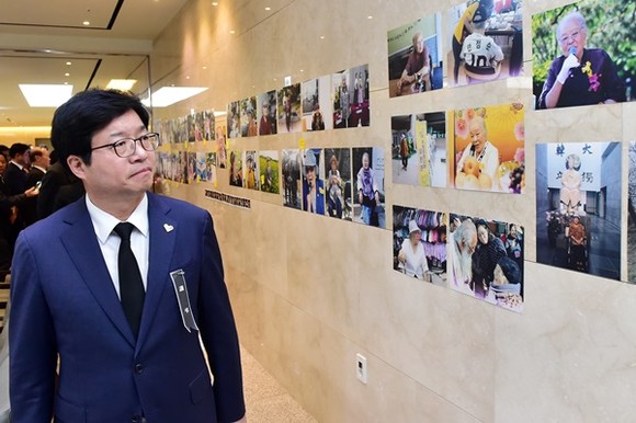염태영 수원시장이 장례식장에서 할머니의 생전 모습이 담긴 사진들을 침통한 표정으로 바라보고 있다.