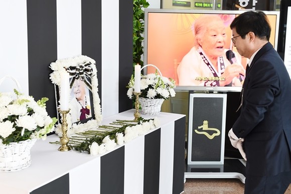 염태영 수원시장이 지난 30일, 수원시청 로비에 마련된 안점순 할머니 분향소에서 조문하고 있다. 뒤편에 수원시가 제작한 헌정 영상 ‘안점순 할머니의 마지막 소원’이 보인다.