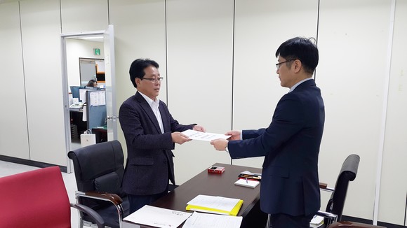 더불어민주당 최상기 전 인제부군수가 인제군선거관리위원회에 제7회 전국동시지방선거 군수·군의원 예비후보자 등록서류를 제출하고 있다.