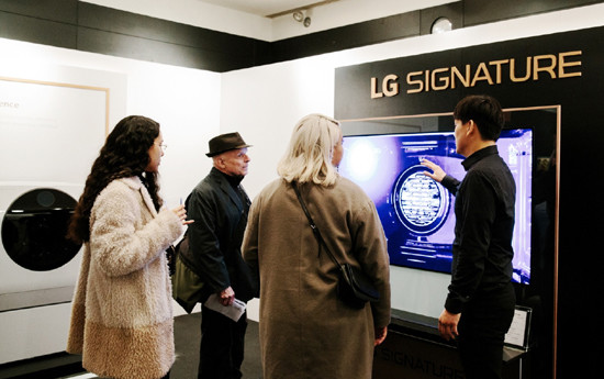 영화제를 찾은 관람객들이 ‘LG 시그니처 라운지’에서 LG 시그니처 제품을 체험하고 있다. (사진=LG전자 제공)
