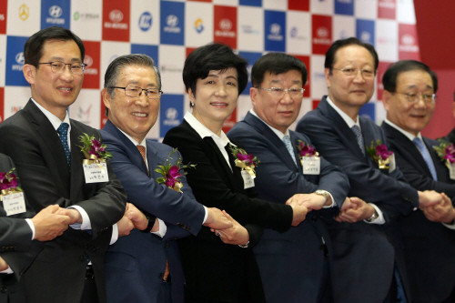 (왼쪽부터)박건수 산업통상자원부 산업정책실장, 이영섭 현대기아차 협력회장, 김영주 고용노동부 장관, 윤여철 현대차 부회장, 권기홍 동반성장위원장, 김용학 연세대학교 총장의 모습. (사진=현대·기아자동차)