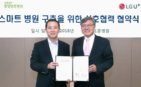 권영수 LG유플러스 부회장(왼쪽)과 이정열 중앙보훈병원장이 업무협약을 체결하는 모습. (사진=LG유플러스)