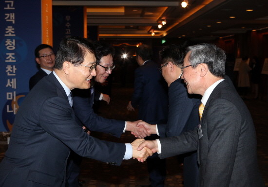 3일 신한은행이 서울 중구 소공동 소재 롯데호텔에서 개최한 ‘우수 고객 초청 조찬 세미나’에서 위성호 은행장(앞줄 왼쪽)이 참석한 고객들과 인사하는 모습. (사진=신한은행)