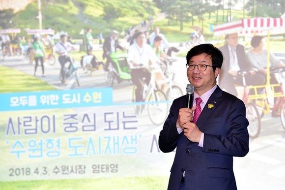 염태영 수원시장이 오산시청 대강당에서 ‘사람이 중심되는 수원형 도시재생 사업’을 주제로 강의하고 있다.