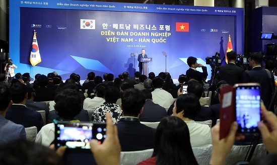 문재인 정부의 신남방정책 일환으로 베트남이 주목받고 있다. 지난달 문재인 대통령의 국빈 방문에서 양국은 금융 등 경제협력을 강화하기로 했고, 미래에셋대우와 한국투자증권 등 국내 대형 증권사들이 베트남 사업을 강화하고 있다. 지난달 23일 베트남 하노이에서 열린 ‘한·베트남 비즈니스 포럼’에서 문 대통령이 발언하고 있는 모습. (사진=연합뉴스)