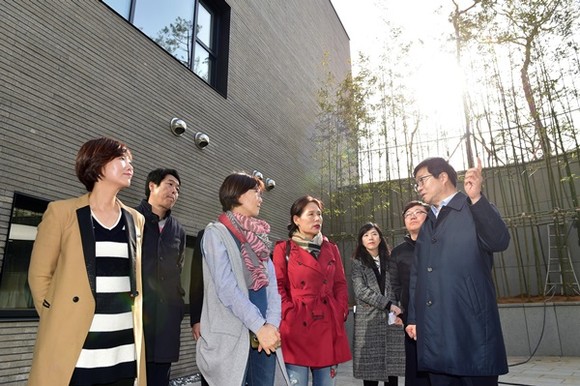 염태영 수원시장이 광교푸른숲도서관에서 지역 주민, 도서관 관계자들과 대화하고 있다.(사진=수원시)