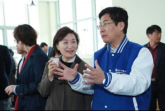 최성 시장과 김현미 장관이 서로 웃으며 대화하고 있다(사진= 최성 페이스북)