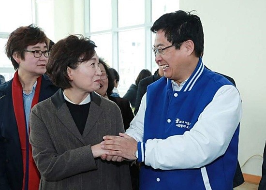 일산서구 청소년수련관 준공식장에서 최성 고양시장이 김현미 국토부장관의 손으 꼭 잡고 있다(사진= 최성 페이스북)