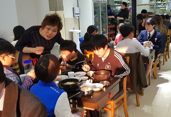 가수 윤세원 씨가 자신의 음식점에 53명 지역센터 아동들을 초대해 갈비탕을 먹이면서 아이들과 대화하고 있다(사진= 김진부 기자)