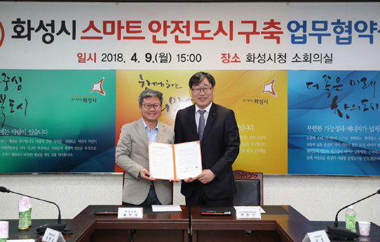 채인석 화성시장(왼쪽)과 안상근 KT 수도권강남고객본부장이 기념촬영을 하고 있다. (사진=KT)