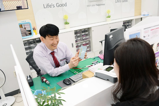 LG전자 강남본점모바일서비스센터에서 서비스 엔지니어가 고객을 응대하는 모습. (사진=LG전자)