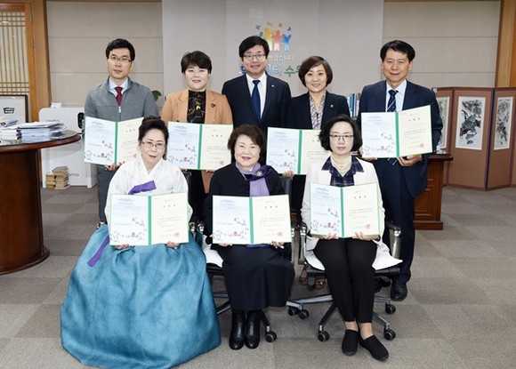 염태영 수원시장과 자문위원들이 위촉식 후 함께하고 있다.(사진=수원시)
