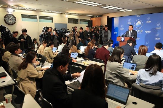 삼성증권 직원의 우리사주 배당 입력 실수로 인해 현행 공매도 제도를 개선해야 한다는 대책 마련 목소리가 커지고 있다. 지난 9일 원승연 금융감독원 부원장이 서울 여의도 금감원에서 삼성증권 배당 입력 착오에 대해 기자회견을 하고 있는 모습. (사진=연합뉴스)