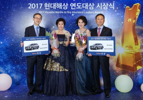 시상식에 참석한 이철영 대표이사 부회장(오른쪽 첫번째), 대리점부문 대상 남상분 씨(오른쪽 두번째), 설계사부문 대상 방미자 씨(오른쪽 세번째), 박찬종 대표이사 사장(오른쪽 네번째)이 기념사진을 촬영하고 있다. (사진=현대해상)