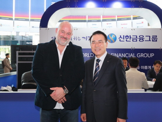 신한금융그룹 조용병 회장(사진 오른쪽)과 아마존 기술 최고 책임자(CTO) 워너 보겔스 박사가 기념 촬영을 하고 있다. (사진=신한금융)
