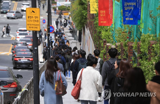 지난 15일 서울 단대부고에서 열린 삼성 직무적성검사(GSAT)에서 시험을 마친 응시생들이 고사장을 빠져나가고 있다. (사진=연합뉴스 제공)
