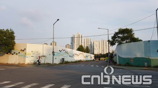 공사 가림막이 쳐진 롯데몰 예정부지. 이 상태로 5년이 흘렀다. (사진=도기천 기자)