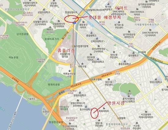 롯데몰 예정부지와 망원시장 사이에는 홈플러스와 이마트가 자리잡고 있다. 롯데몰 인근 주민들은 주로 홈플러스와 이마트를 이용하고 있어 망원시장과 상권이 거의 겹치지 않는다. 하지만 망원시장은 롯데몰과 직선거리 1km 이내라 현행 유통산업발전법의 상생협약 대상이다. (네이버 지도)
