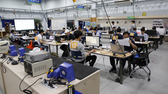 24일 한국기술교육대에서 열린 '제 11회 삼성국제기능경기대회'에서 4개 전자 계열사 국내외 임직원들이 'CNC밀링 가공' 직종 경기과제를 수행하고 있다. (사진=삼성전자)