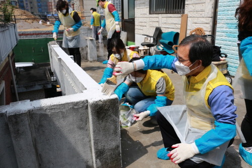 사랑의 집수리 활동 : 사랑의 집수리 활동에 참가한 산단공 황규연 이사장. (사진=한국산업단지공단)