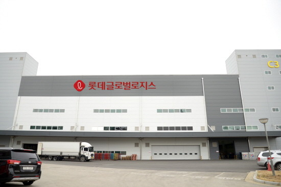 롯데글로벌로지스가 자체 국제특송장을 두배 규모로 확장하고 해외직구 물류에 힘을 쏟고 있다. 사진은 롯데글로벌로지스 인천공항 국제특송장 외부 전경. (사진=롯데글로벌로지스)