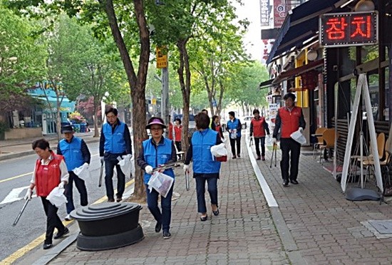 한국마사회 일산문화공감센터와 장항동 주민차치위원회 봉사자들이 함께 장항동 클린데이 환경정화 활동을 진행하고 있다(사진= 일산문화공감센터)