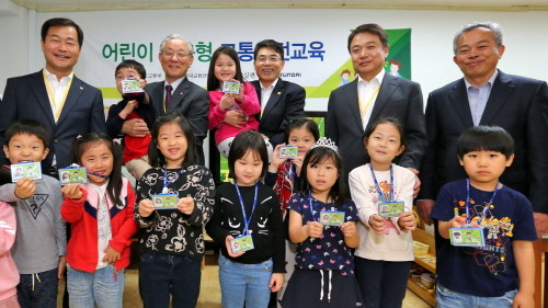 (왼쪽부터)권병윤 한국교통안전공단 이사장, 최인영 안실련 공동대표, 김정렬 국토교통부 차관, 정진행 현대차 사장, 장덕실 서울 윤중초등학교장이 어린이들의 교통안전 교육 현장을 둘러본 후 기념 촬영을 하고 있는 모습. (사진=현대자동차)